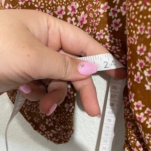 Lulu’s Brown Floral Flowy Sleeves Smocked Hem V-Neck New With Tags-M - Picture 5 of 9